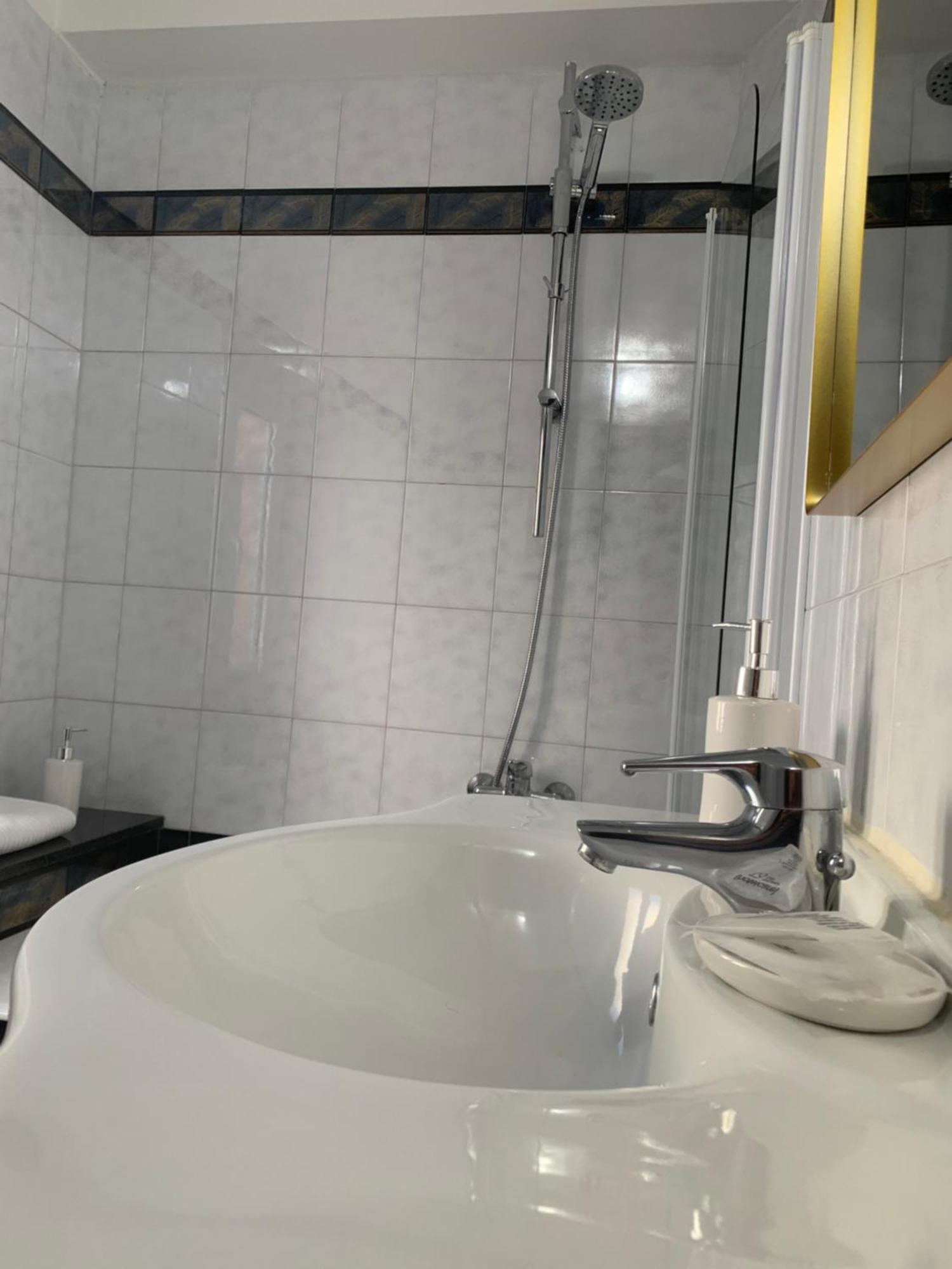 The First Colombo Brignole XX Settembre Apartment Genoa Bagian luar foto