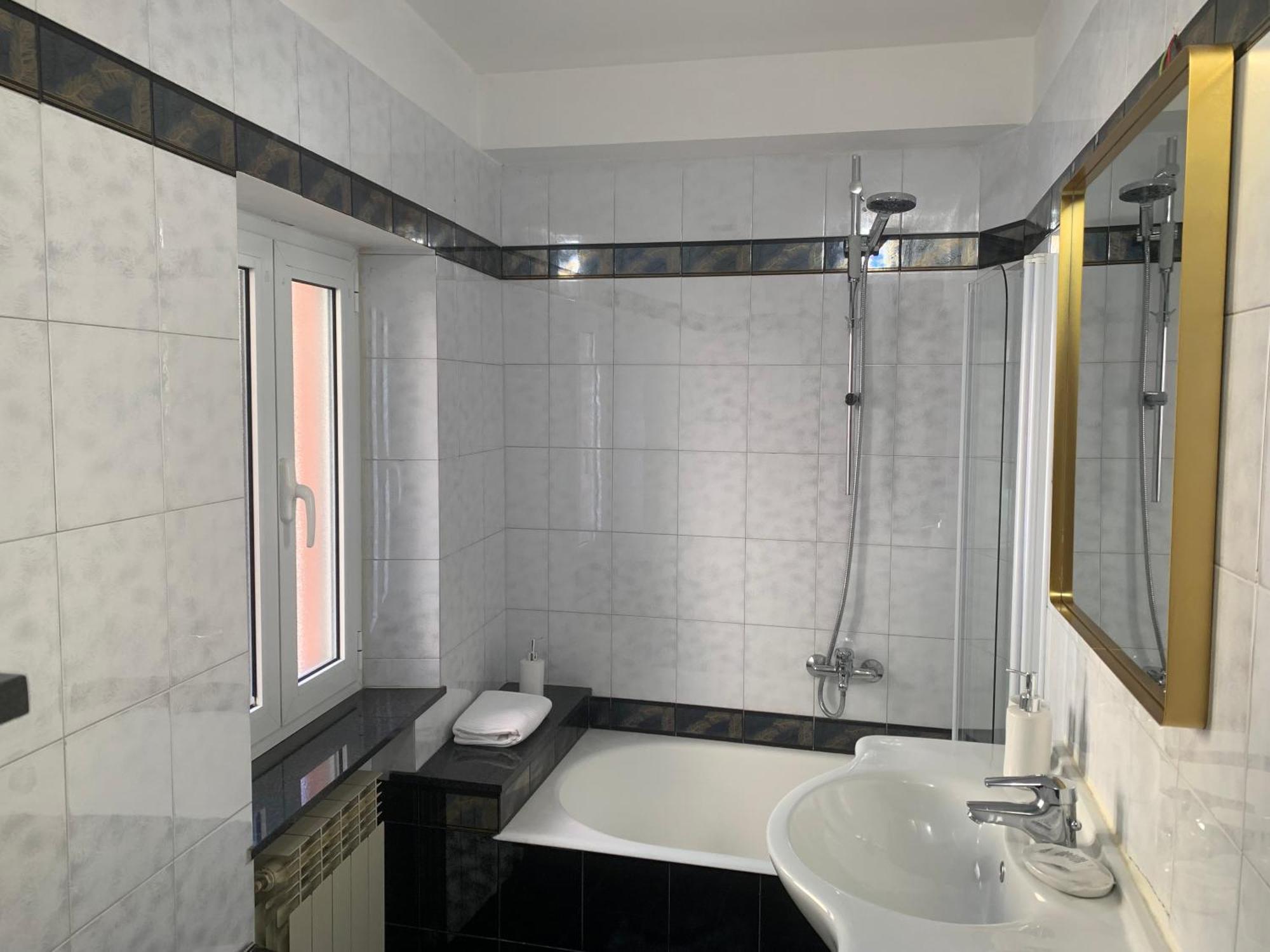 The First Colombo Brignole XX Settembre Apartment Genoa Bagian luar foto
