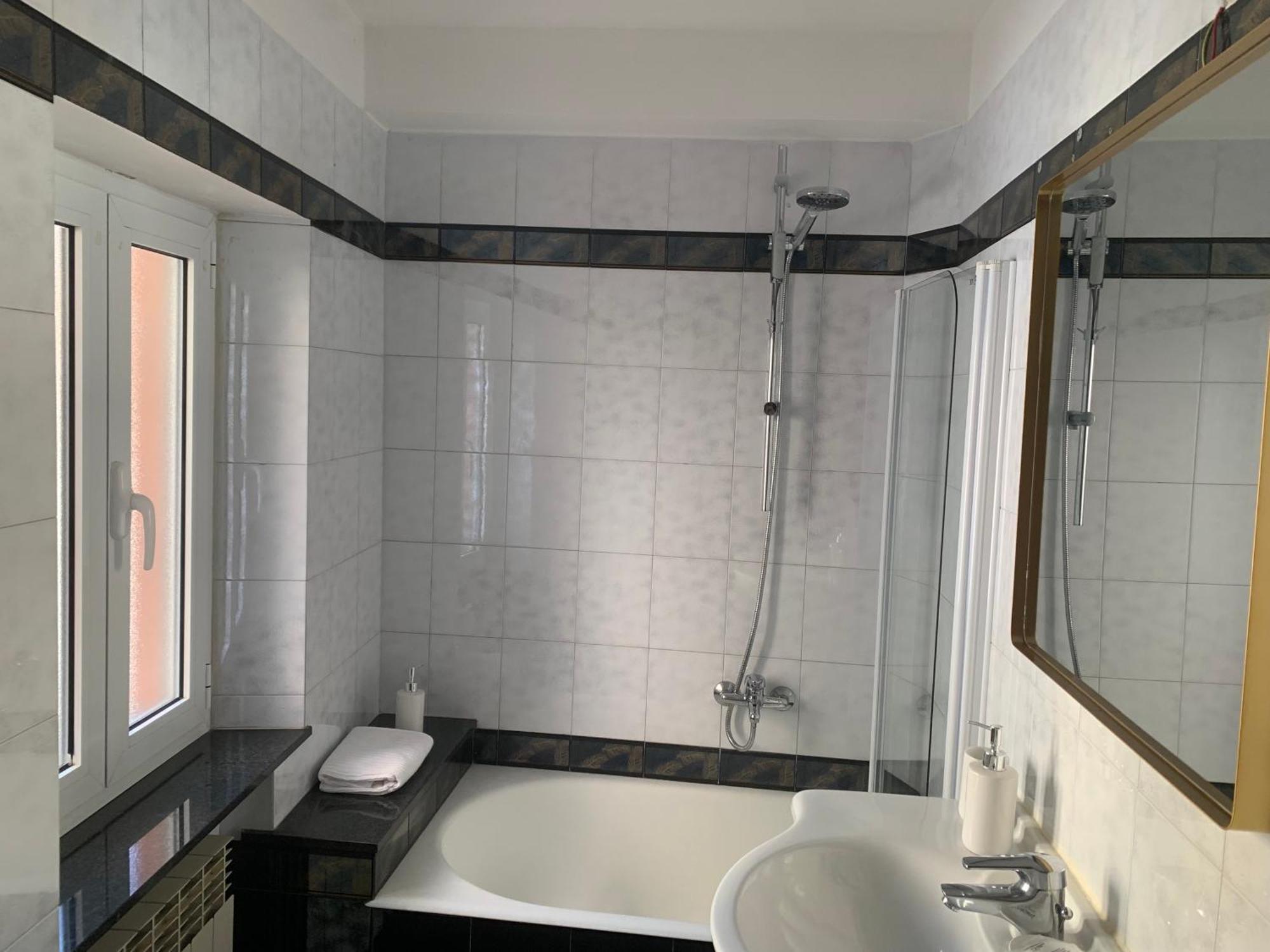 The First Colombo Brignole XX Settembre Apartment Genoa Bagian luar foto